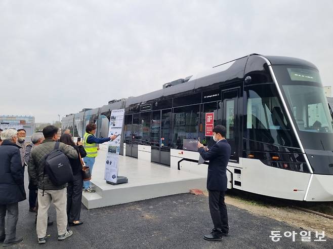 17일 울산 남구 매암동 울산항역에서 수소트램 실증 운행 시승 행사가 열렸다. 이 수소트램은 2029년 완공될 울산도시철도 1호선에 도입된다. 최창환 기자 oldbay77@donga.com