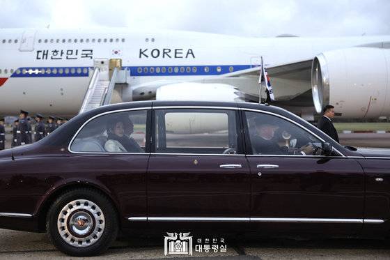 영국을 국빈 방문한 윤석열 대통령과 김건희 여사가 20일(현지시간) 런던 스탠스테드 국제공항에 도착해 차량으로 이동하고 있다. (대통령실 홈페이지) 2023.11.21/뉴스1