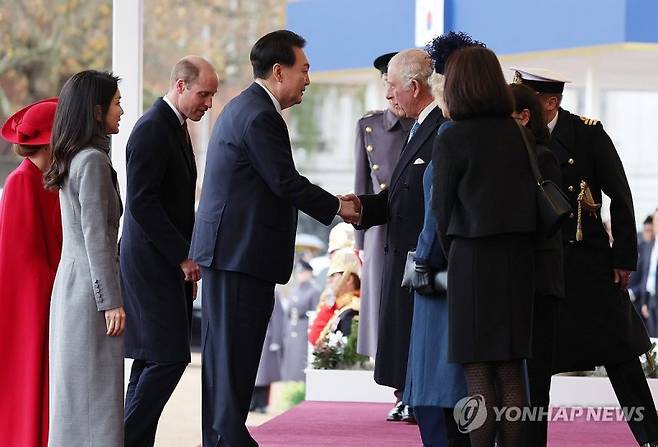 찰스 3세 국왕과 대화하는 윤석열 대통령 (런던=연합뉴스) 진성철 기자 = 영국을 국빈 방문한 윤석열 대통령과 김건희 여사가 21일(현지시간) 런던 호스가즈 광장에서 열린 공식환영식에서 찰스 3세 영국 국왕과 악수하고 있다. 2023.11.21 zjin@yna.co.kr (끝)
