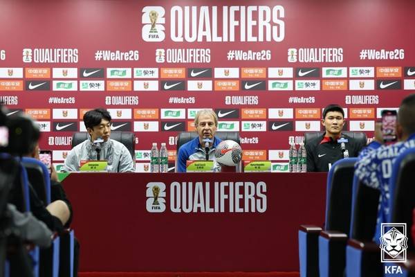 위르겐 클린스만 감독(가운데), 김민재(오른쪽, 이상 한국 남자 축구 대표팀). 대한축구협회 제공