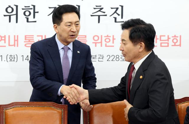 김기현 국민의힘 대표와 원희룡 국토교통부 장관이 21일 오후 서울 여의도 국회에서 열린 노후계획도시 정비특별법 연내 통과 촉구를 위한 주민간담회에서 악수를 하고 있다. 뉴시스