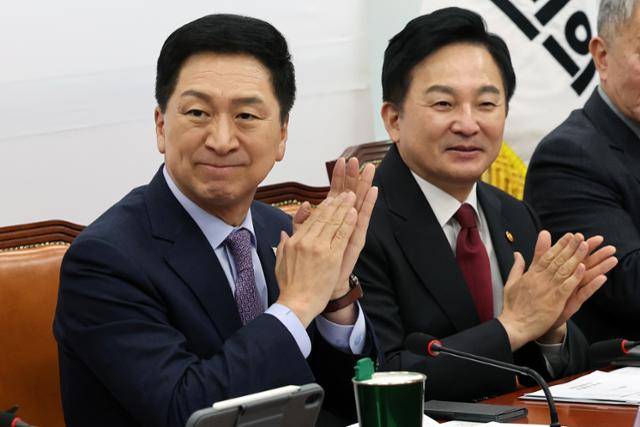 김기현(왼쪽) 국민의힘 대표와 원희룡 국토교통부 장관이 21일 국회에서 열린 노후계획도시 정비특별법 연내 통과 촉구를 위한 주민간담회에서 박수를 치고 있다. 뉴스1