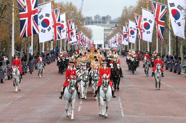 영국을 국빈 방문한 윤석열 대통령과 찰스 3세 영국 국왕이 탑승한 마차가 21일(현지시간) 런던 호스가즈 광장에서 열린 공식 환영식이 끝난 뒤 버킹엄궁으로 향하고 있다. 런던=서재훈 기자
