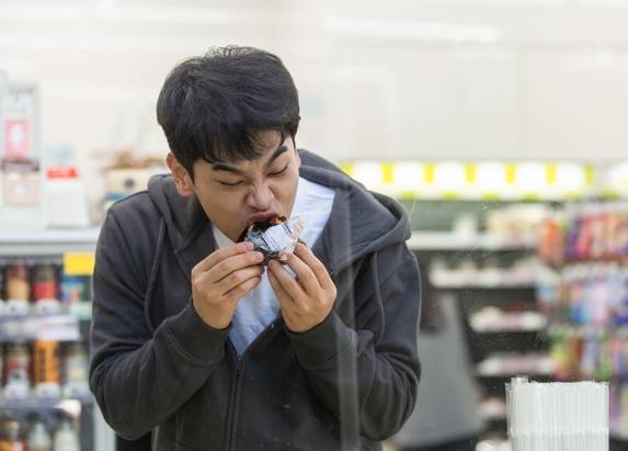 음식을 급하게 먹거나, 껌 또는 사탕을 즐긴다면 공기를 많이 들이마셔 배에서 꼬르륵 소리가 날 수 있다./사진=게티이미지뱅크