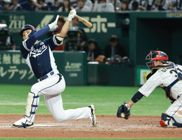 <yonhap photo-3228=""> '아쉬워라' (도쿄=연합뉴스) 한종찬 기자 = 19일 일본 도쿄돔에서 열린 아시아프로야구챔피언십(APBC) 결승전 대한민국과 일본의 경기. 7회초 1사 2루에서 김도영이 삼진을 당한 뒤 아쉬워하고 있다. 2023.11.19 saba@yna.co.kr/2023-11-19 20:40:53/ <저작권자 ⓒ 1980-2023 ㈜연합뉴스. 무단 전재 재배포 금지.></yonhap>