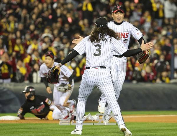 2023 KBO 프로야구 포스트시즌 LG트윈스와 kt위즈의 한국시리즈 1차전 경기가 7일 오후 서울 잠실야구장에서 열렸다. 2회초 무사 1,2루 문상철의 번트 때 삼중살을 성공한 LG 오지환이 켈리와 함께 기뻐하고 있다. 잠실=김민규 기자 mgkim1@edaily.co.kr /2023.11.07/