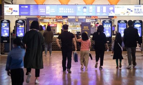 총급여 7000만원 이하 근로자가 ‘25%룰’ 충족시 7월 이후 쓴 영화관람료도 최대 100만원까지 소득공제(공제율 40%)가 된다. 사진은 서울 시내 한 영화관 모습. [뉴스1]