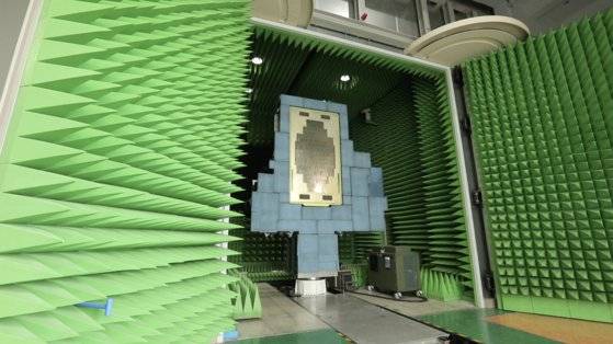 대포병탐지레이더-Ⅱ 안테나가 덮개를 뗀 채 실내 시험장에서 성능을 시험하고 있다. 안테나를 구성하는 3000여 개의 송수신모듈(TRM)이 눈에 띈다. 방위사업청