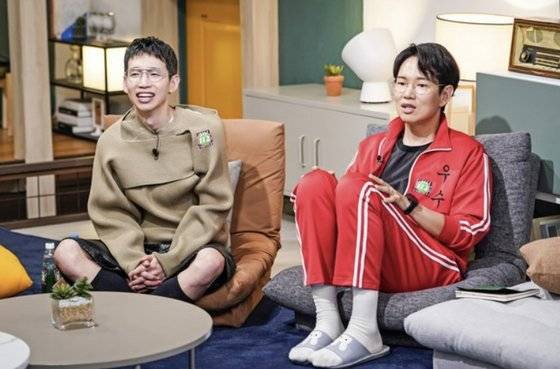 JTBC 예능프로그램에 연예인들이 옷 상표를 가리는 연두색 스티커를 착용하고 출연했다. 범죄 예방을 위한 112 번호와 같은 공익 메시지가 새겨져 있다. 제일기획에서 아이디어를 냈다. 사진 JTBC