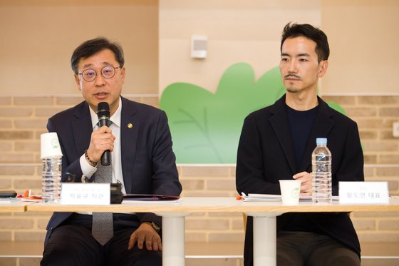 박윤규 과학기술정보통신부 제2차관이 21일 서울 서초구 당근 사옥에서 열린 '플랫폼 이용자 보호 강화를 위한 현장간담회'에서 인사말을 하고 있다. 연합뉴스