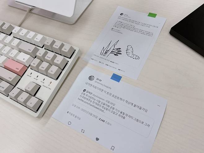 징그러운 이미지에 갑작스레 노출되는 상황을 막아준 배려에 '고맙다'는 반응 등이 나오자 계정 담당자인 황인솔 에디터는 해당 트윗을 인쇄해 책상에 붙이고 이를 엑스에 다시 노출했다.