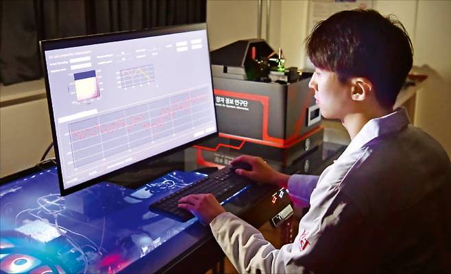 KIST 연구진이 다이아몬드 NV센터 큐비트 기반 양자컴퓨터를 개발하고 있다.  KIST 제공