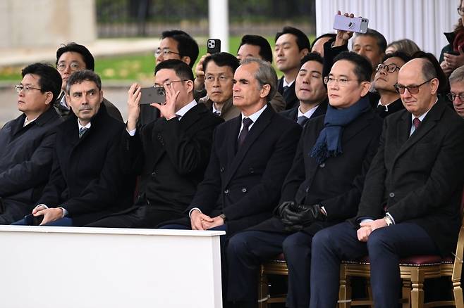 윤석열 대통령이 영국을 국빈 방문한 가운데 21일(현지시간) 런던 호스가즈 광장에서 열린 공식환영식에 이재용 삼성전자 회장, 구광모 LG 회장 등이 참석하고 있다.  사진=연합뉴스