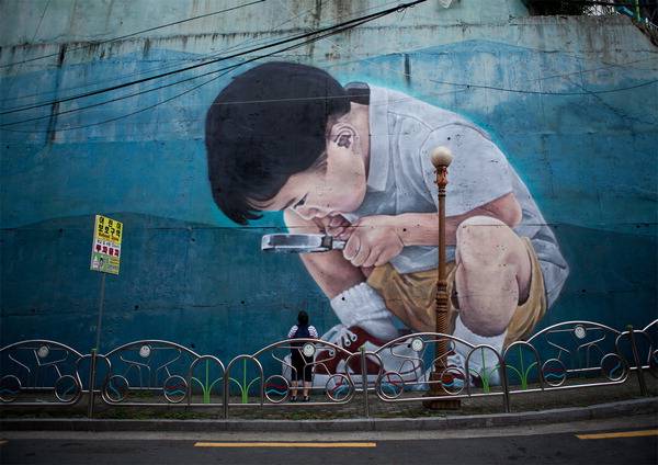 부산의 구헌주 그래피티 작가가 2012년 부산 광남초등학교 앞에 그린 작품 ‘자이언트 키드’. 장현정 제공