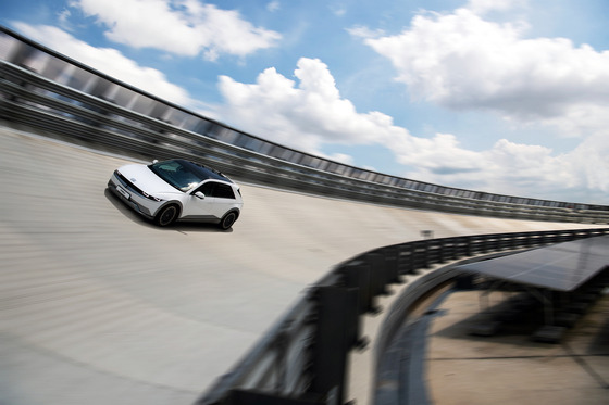 An Ioniq 5 speeds across the Skytrack on the roof of the Hmgics. [HYUNDAI MOTOR]