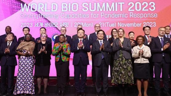 Participants and speakers of the World Bio Summit 2023, including Korea's Health and Welfare Minister Cho Kyoo-hong, fifth from left, first row, and Assistant Director General at World Health Organization Catharina Boehme, third from right, front row, clap during the two-day summit's opening ceremony held at Conrad Hotel in Yeouido, western Seoul, on Monday. [YONHAP]