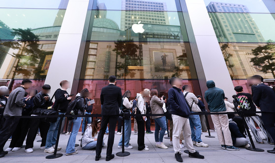 Eager customers wait in front of an Apple Store in Myeong-dong, central Seoul, to purchase the iPhone 15 series, on Oct. 13, the day of the product's launch in Korea. [YONHAP]