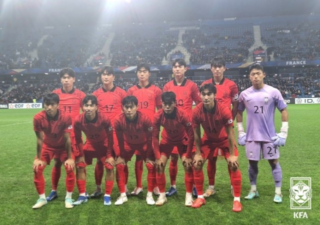 22세 이하(U-22) 축구 대표팀이 21일 프랑스 르아브르 스타드 오세안에서 열린 프랑스 U-21 대표팀과의 친선 평가전에서 앞서 기념촬영을 하고 있다. 대한축구협회 제공