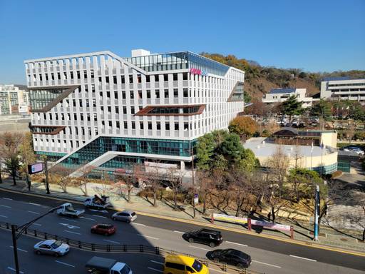 군포시가 막대한 예산을 들여 건립한 산본로데오거리 주차건물 평소 이용률이 절반에도 못미치고 있다. 사진은 산본로데오거리에서 바라본 주차빌딩. 윤덕흥기자