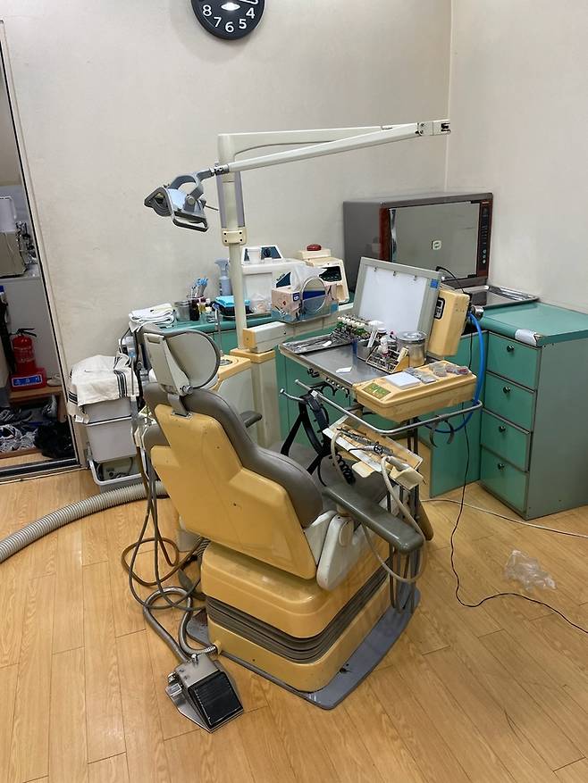 A씨가 자택 1층에 마련한 치과 진료기기.[제주자치경찰단]