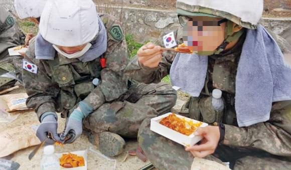 육군 장병들이 보급받은 전투식량을 먹고 있다. 본 기사 내용과는 무관함. [사진 출처=육군 페이스북]