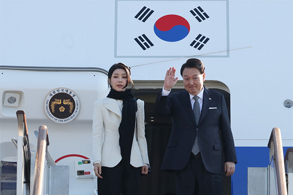 President Yoon Suk Yeol boards Air Force One at Seoul Air Base in Seongnam near Seoul on Monday morning. [Photo by Lee Seung-hwan]