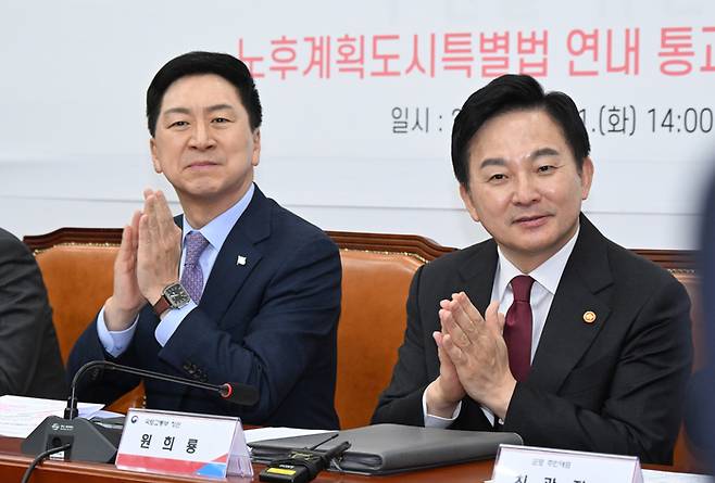 21일 서울 여의도 국회에서 노후계획도시 정비특별법 연내 통과 촉구를 위한 주민간담회가 열리고 있다. 이날 간담회에는 김기현 국민의힘 대표, 원희룡 국토교통부 장관 등이 참석했다. [한주형 기자]