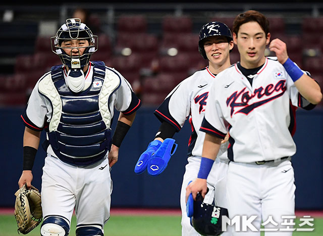 김헤성(가운데)은 겨우내 강훈련을 예고했다. 사진=김영구 기자