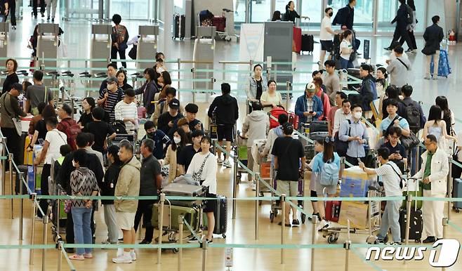 (인천공항=뉴스1) 장수영 기자 = 추석 황금연휴를 앞둔 9월25일 오전 인천국제공항 1터미널 출국장에 해외 여행을 떠나려는 여행객들이 붐비고 있다.