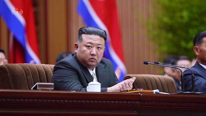 [서울=뉴시스] 북한 김정은 국무위원장이 지난 26~27일 평양 만수대의사당에서 열린 최고인민회의에 참석한 모습을 28일 조선중앙TV가 보도하고 있다. 북한은 회의에서 핵무력 정책을 헌법화했다. (사진=조선중앙TV 캡쳐) 2023.09.28. *재판매 및 DB 금지