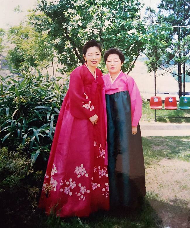 엄마(오른쪽)와 내가 둘째 동생 약혼식 가는 길에 함께 사진을 찍었다. 곱게 한복을 차려입으신 엄마 모습이 그립고 또 그립다.