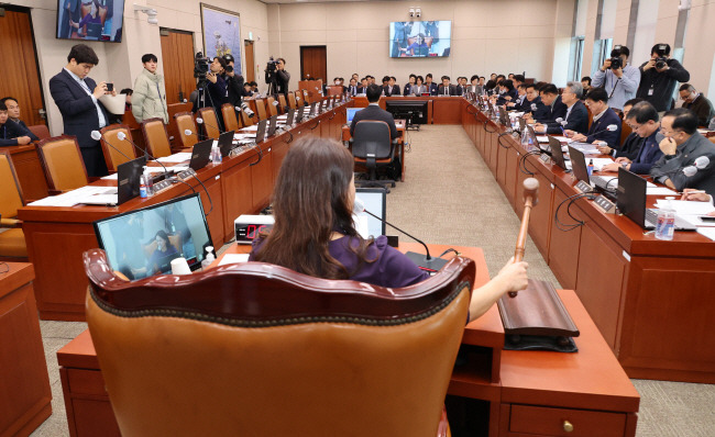 단독의결 강행 이재정(맨 앞 가운데) 국회 산업통상자원중소벤처기업위원장이 지난 20일 여당의원들이 불참한 가운데 의사봉을 두드리며 회의를 진행하고 있다.  연합뉴스