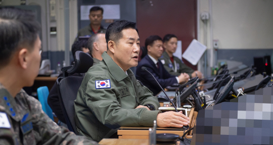 신원식 국방부 장관이 21일 경기도 평택 공군작전사령부를 방문, 한국항공우주작전본부(KAOC) 전투지휘소에서 작전 현황을 보고받고 있다. 국방부 제공