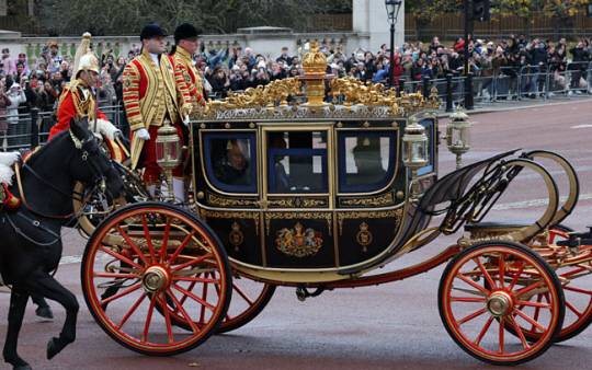 영국을 국빈 방문한 윤석열 대통령과 찰스 3세 영국 국왕이 탑승한 마차가 21일(현지시간) 런던 호스가즈 광장에서 열린 공식환영식이 끝난 뒤 버킹엄궁으로 향하고 있다. 연합뉴스