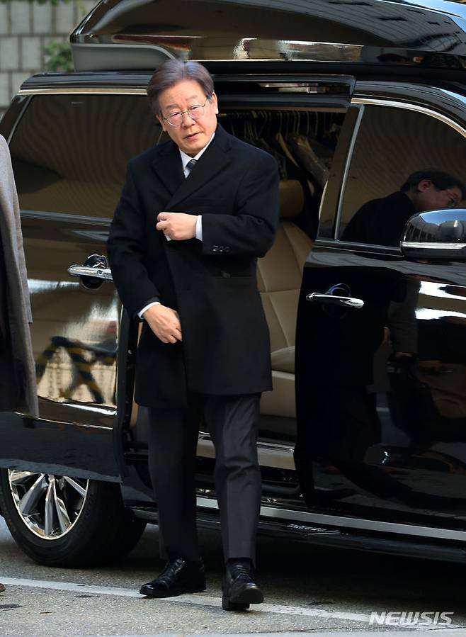 [서울=뉴시스] 홍효식 기자 = 이재명 더불어민주당 대표가 21일 서울 서초구 서울중앙지방법원에서 열린 '대장동 배임 및 성남FC 뇌물 의혹' 관련 8차 공판에 출석하고 있다. 2023.11.21. yesphoto@newsis.com