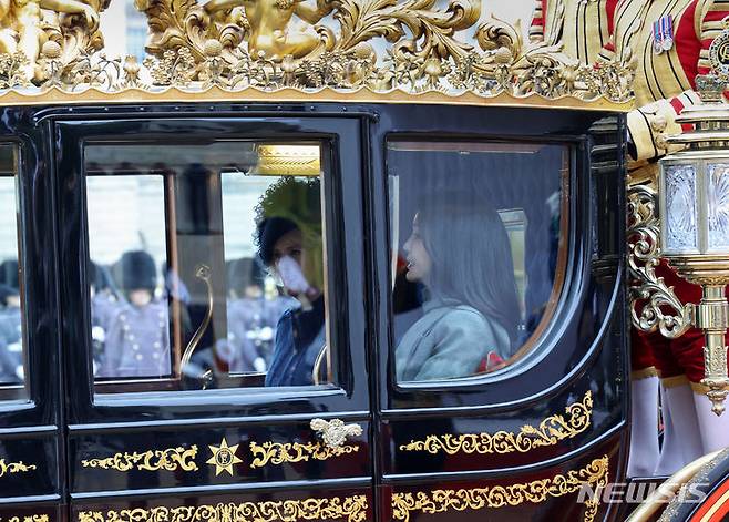[런던=뉴시스] 전신 기자 = 영국을 국빈 방문 중인 윤석열 대통령 부인 김건희 여사가 21일(현지시간) 런던 호스가즈 광장에서 열린 공식환영식에서 카밀라 왕비와 함께 마차에 탑승하고 있다. 2023.11.21. photo1006@newsis.com