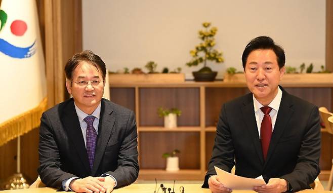 오세훈 서울시장이 21일 오전 서울시청에서 열린 이동환 고양시장과의 조찬 겸 '메가시티 서울' 논의를 위한 회동에 참석해 발표문을 낭독하고 있다.  연합뉴스