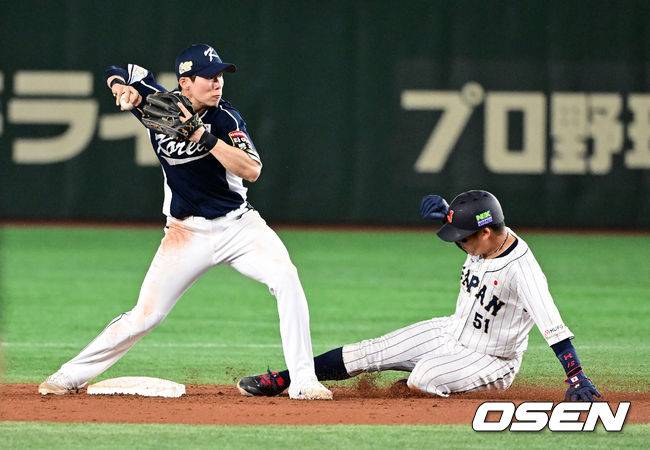 [OSEN=도쿄, 지형준 기자]3회말 무사 1루에서 대한민국 김혜성이 일본 모리시타의 3루땅볼에 고조노를 포스아웃시키고 1루로 송구하고 있다. 2023.11.18 / jpnews.osen.co.kr