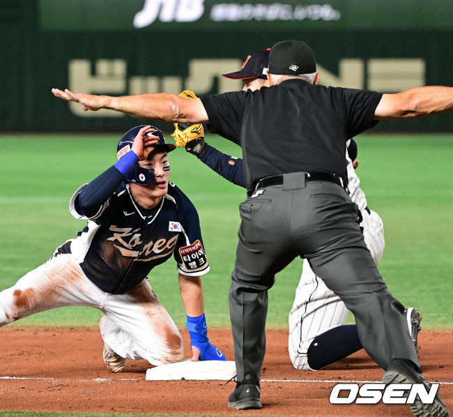 [OSEN=도쿄, 지형준 기자] 류중일 감독이 이끄는 한국야구대표팀이 19일 오후 일본 도쿄돔에서 2023 아시아프로야구챔피언십(APBC) 일본과 결승전을 가졌다. 4회초 2사 1루에서 대한민국 최지훈이 김혜성의 우전안타에 3루에서 일본 사토에 앞서 세이프되고 있다. 비디오 판독 결과 원심 유지. 2023.11.18 / jpnews.osen.co.kr