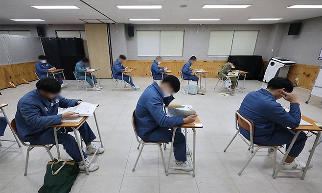 수능 당일인 지난 16일 서울 구로구 남부교도소 만델라 소년학교에 마련된 수능시험실에서 소년수들이 시험 시작 전 공부를 하고 있다. 뉴시스