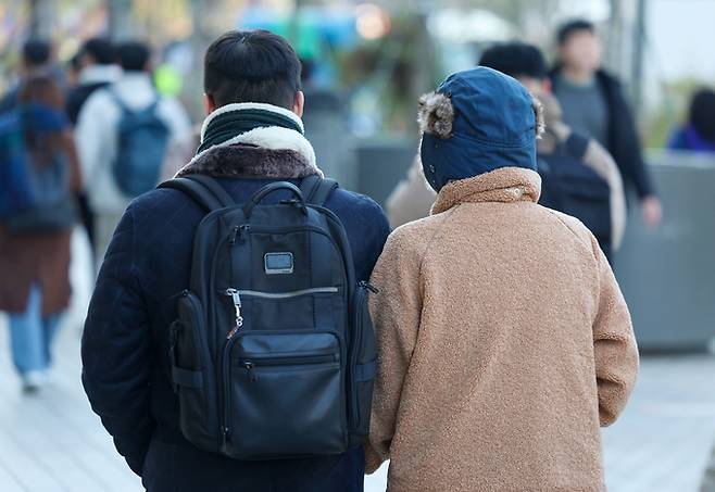 내륙 아침 기온이 영하권까지 떨어지며 추운 날씨를 보인 20일 오전 서울 시청역 인근에서 시민들이 목도리나 모자를 착용하고 걷고 있다.    연합뉴스