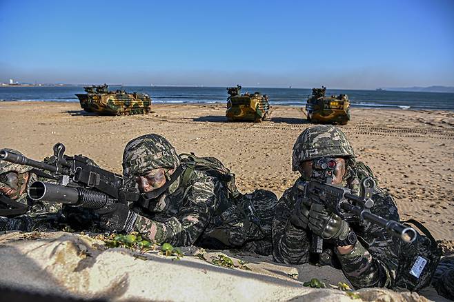 21일 포항시 도구해안에서 실시된 2023년 호국 합동상륙훈련에서 해병대 상륙군이 사주경계를 하고 있다.