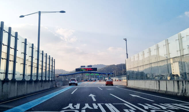 국내에서 매년 800만 마리의 조류가 유리창이나 투명 방음벽에 충돌해 폐사하는 것으로 밝혀졌다. 사진은 서울 서초구 선암 IC설치된 투병 방음벽.