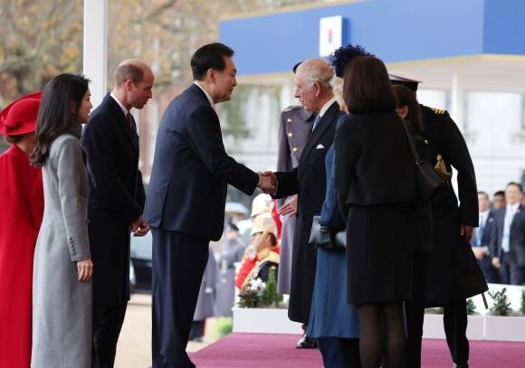 찰스 3세 국왕과 대화하는 윤석열 대통령 - 영국을 국빈 방문한 윤석열 대통령과 김건희 여사가 21일(현지시간) 런던 호스가즈 광장에서 열린 공식환영식에서 찰스 3세 영국 국왕과 악수하고 있다. 2023.11.21. 연합뉴스