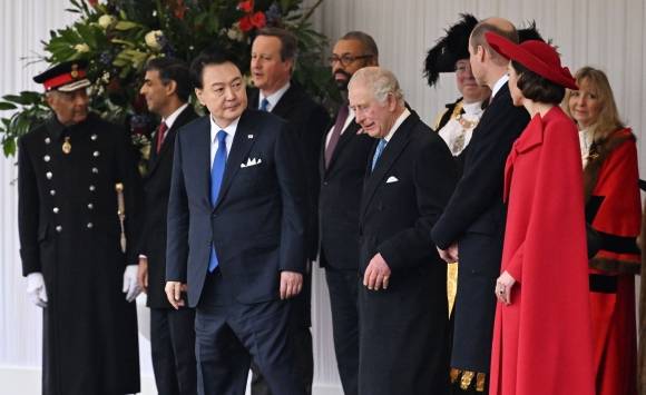 왕실 근위대 사열 위해 이동하는 윤석열 대통령과 찰스3세 국왕 - 영국을 국빈 방문한 윤석열 대통령이 21일(현지시간) 런던 호스가즈 광장에서 열린 공식환영식에서 찰스 3세 영국 국왕과 왕실 근위대를 사열하기 위해 이동하고 있다. 2023.11.21. 연합뉴스
