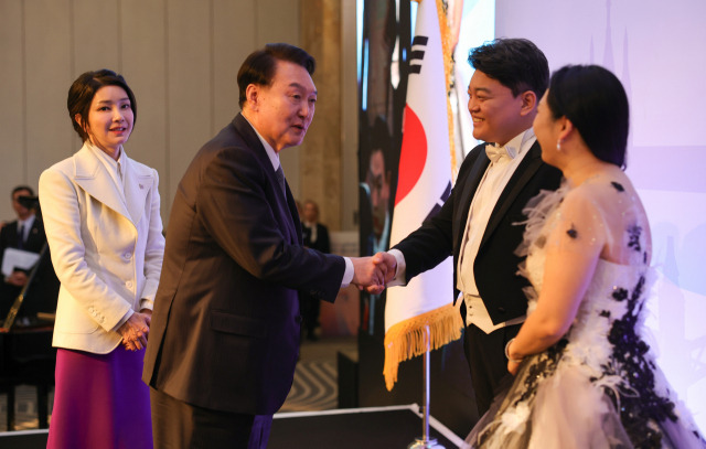 영국을 국빈 방문한 윤석열 대통령과 부인 김건희 여사가 20일(현지시간) 런던의 한 호텔에서 열린 동포 만찬 간담회에서 문화공연을 마친 성악가 김정훈, 이혜지 부부를 격려하고 있다. 런던=연합뉴스