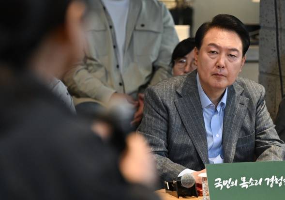 윤석열 대통령이 1일 서울 마포구 한 카페에서 열린 제21차 비상경제민생회의에서 참석자 발언을 경청하고 있다. ⓒ연합뉴스