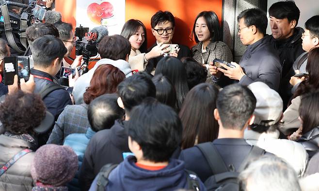 한동훈 법무부 장관이 17일 대구 수성구 스마일센터 방문 중 시민들의 요청으로 셀카를 찍고 있다. ⓒ 연합뉴스