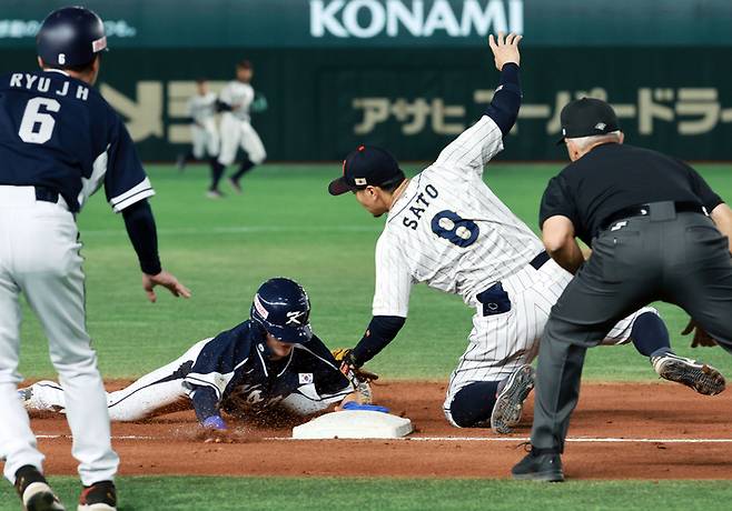 최지훈이 지난 19일 APBC 대회 결승 일본전 4회 때 3루에서 헤드퍼스트슬라이딩을 하고 있다. 연합뉴스