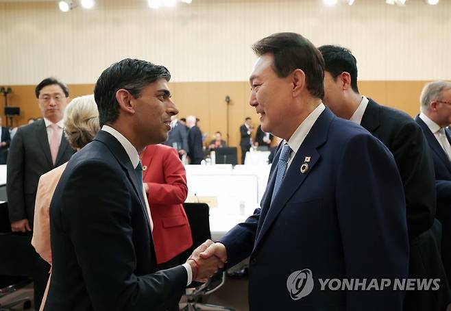 리시 수낵 영국 총리와 인사하는 윤석열 대통령 (히로시마=연합뉴스) 임헌정 기자 = 윤석열 대통령과 리시 수낵 영국 총리가 2023년 5월 20일 일본 히로시마 그랜드 프린스 호텔에서 열린 G7 정상회의 확대세션에서 만나 인사하고 있다. 2023.11.21 [공동취재] kane@yna.co.kr